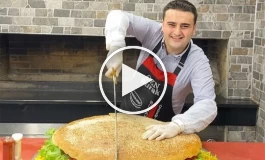 ببینید | آماده کردن ۲۵ هزار همبرگر برای زلزله‌زدگان ترکیه توسط آشپز معروف